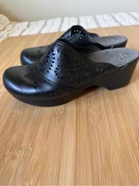Dansko Black Women's Skylar Floral Laser Cutout Clogs Mules Size 38